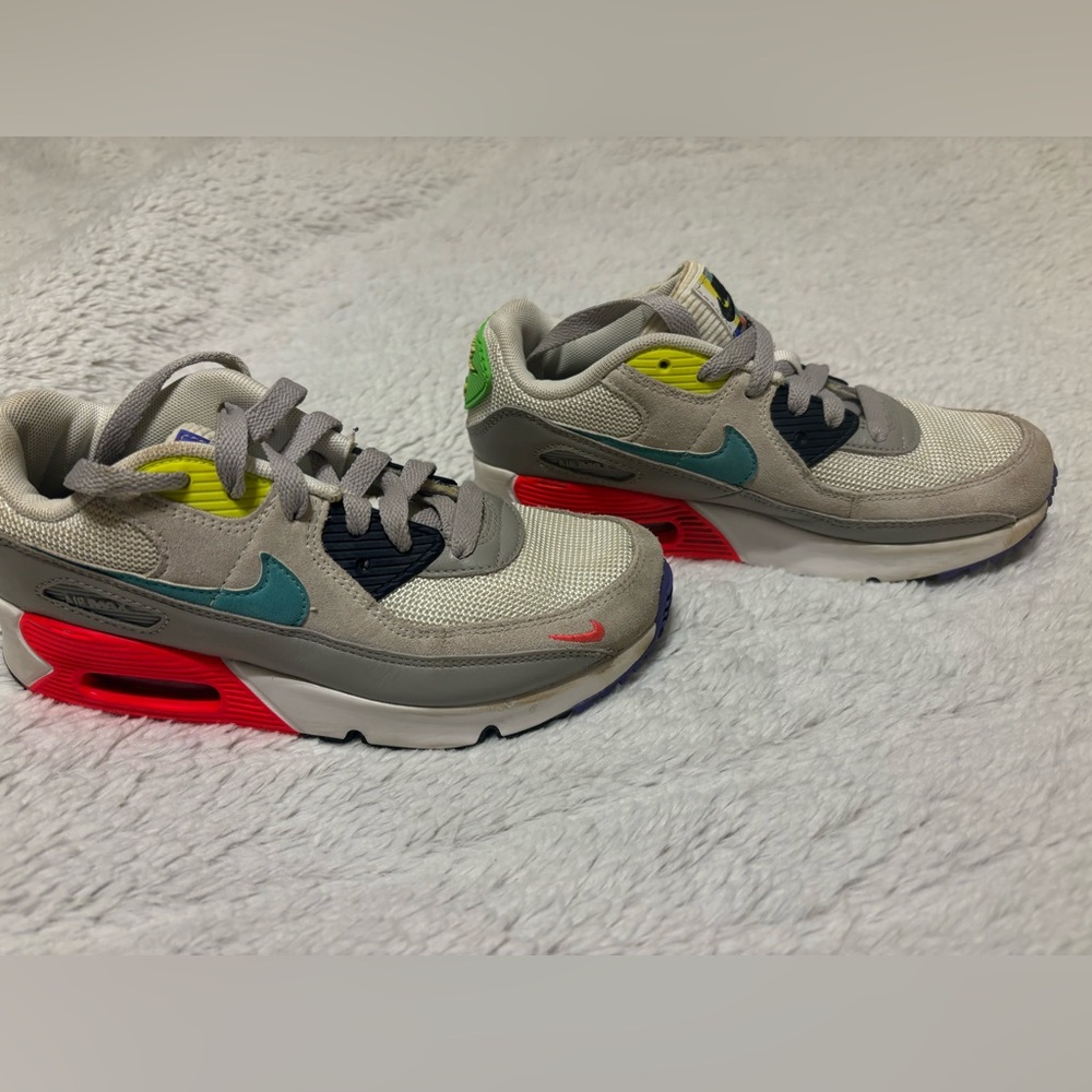 Boys size 2 Nike Air Max 180
